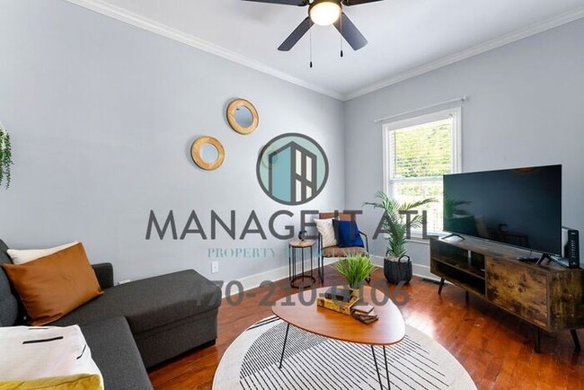 Building Photo - Cozy 3 bedroom house located one block from the Beltline!