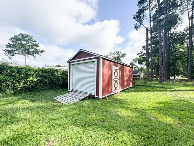 Building Photo - Conveniently Located 3 Bed 2.5 Bath Home i...