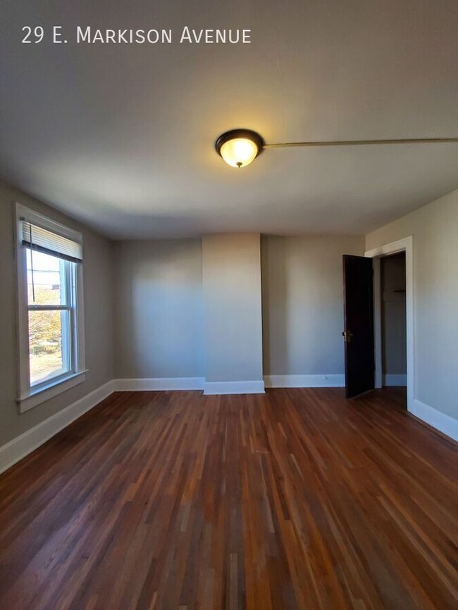 Building Photo - Spacious Townhome with Original Features A...