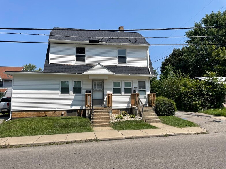 Primary Photo - 556 1/2 Maple St
