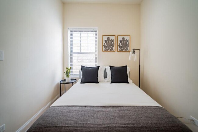Building Photo - 3 bedroom in Chicago IL 60618