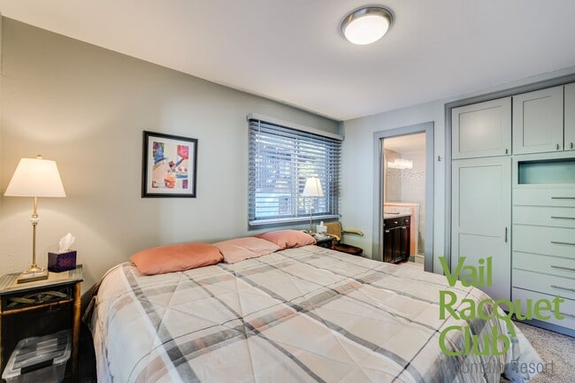 Building Photo - 4660 Racquet Club Dr