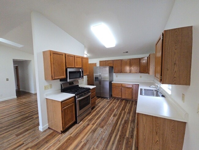 Building Photo - 3BD/2BA McKinleyville home features ample ...
