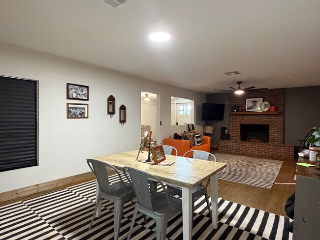 Building Photo - 3 Bedroom 2 Bath House for Lease!!
