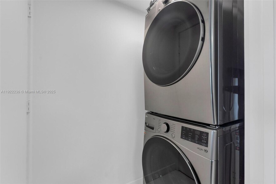 Building Photo - 495 Brickell Ave