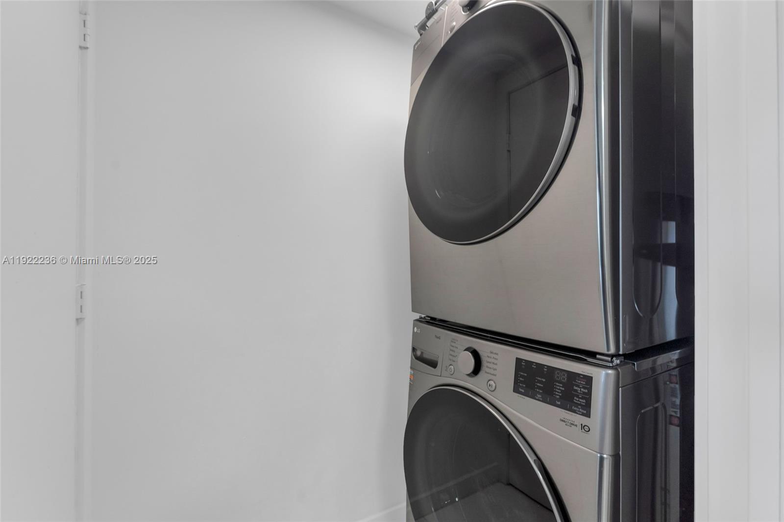 Building Photo - 495 Brickell Ave