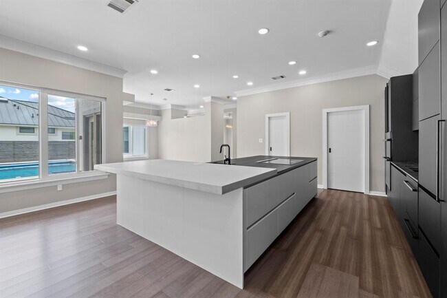 Building Photo - 9309 Bluegrass Dr