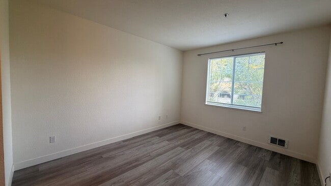 Building Photo - 3 Bed 2 Bath Available in Sunnyvale, CA!