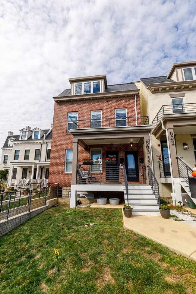 Building Photo - Newer Three Bed-Three Bath Townhouse Condo...