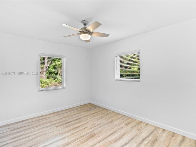 Building Photo - 5406 S Le Jeune Rd