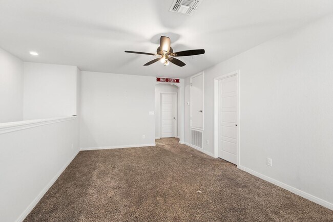 Building Photo - 4 Bedroom/2.5 Bath Paloma Subdivision