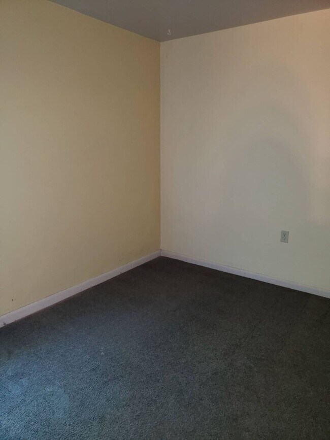 Building Photo - 1065 NE Duncan Ln