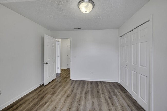 Building Photo - 200 Deerpoint Ct