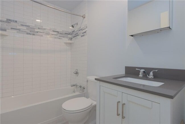 Building Photo - 8 E Lawrence Park Dr