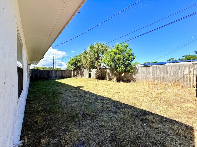 Building Photo - 1455 NE Silver Maple Way