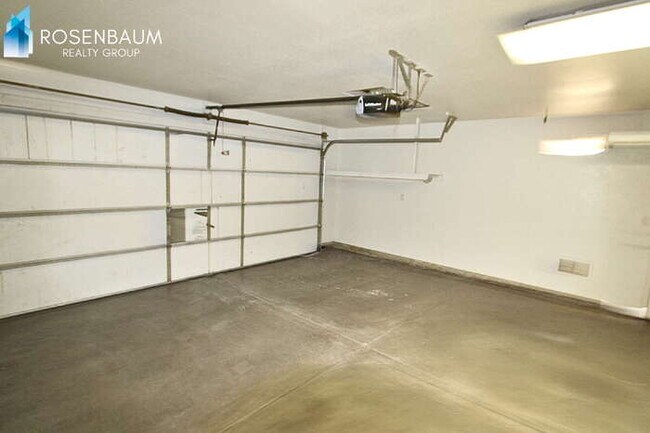 Building Photo - Gorgeous 4-bedrooms, 2-baths home with den in Peoria!