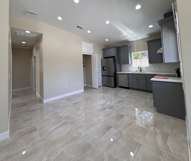 Building Photo - ADU Fountain Valley