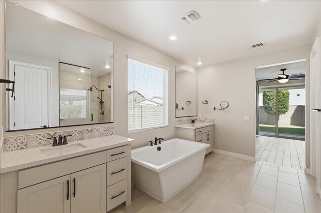 Building Photo - 2225 N 140th Dr