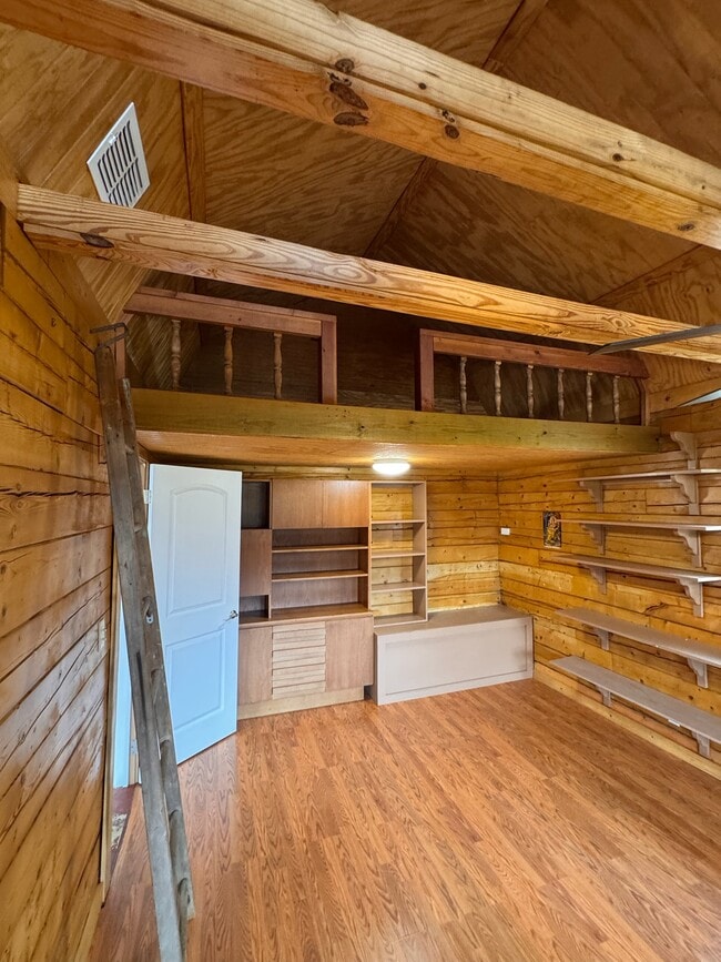 Building Photo - Kelsey House + 2 acres