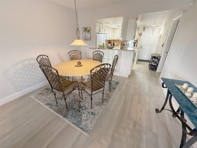 Building Photo - 140 NE 28th Ave