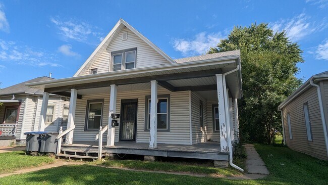 Building Photo - 1518 2nd Ave