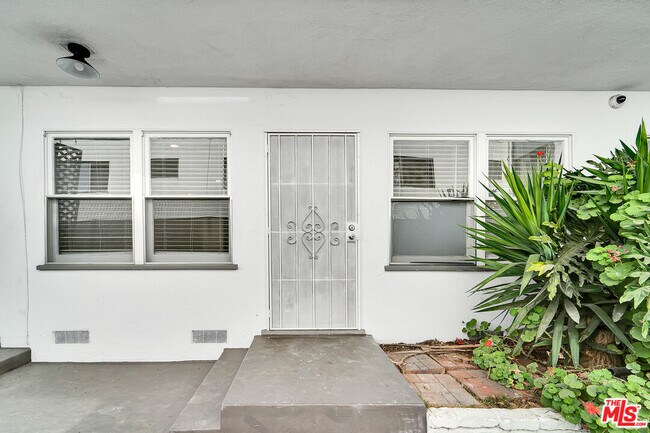 Building Photo - 926 N Spaulding Ave