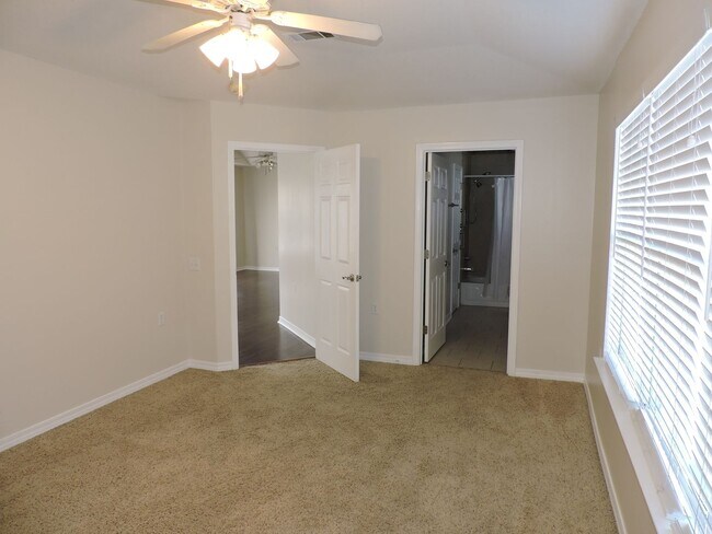 Building Photo - Easy access to shopping, interstate & Navy Federal complex!