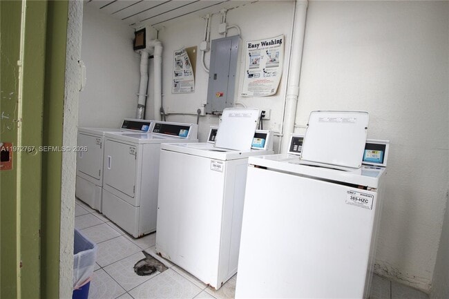 Building Photo - 4235 N University Dr