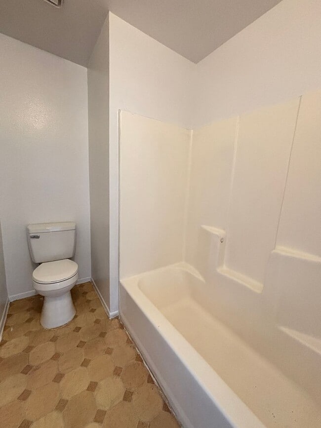 Building Photo - East Palmdale Townhouse