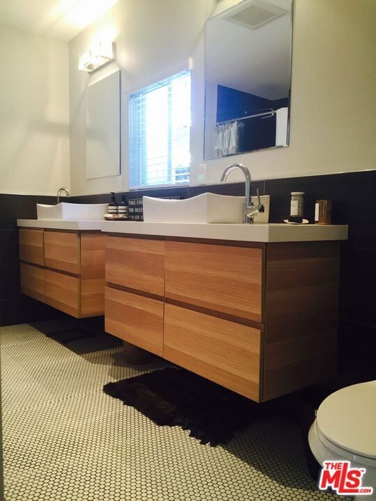 Building Photo - 559 Vernon Ave