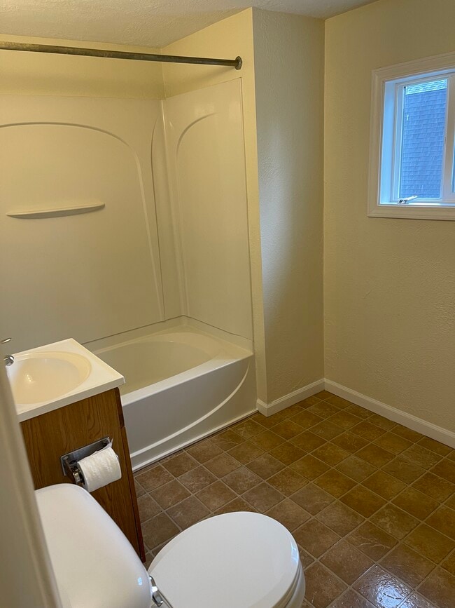 Building Photo - 127 College Pl - Utilities Included