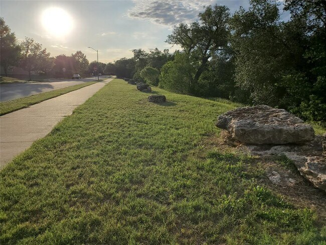 Building Photo - 505 Greenlawn Blvd