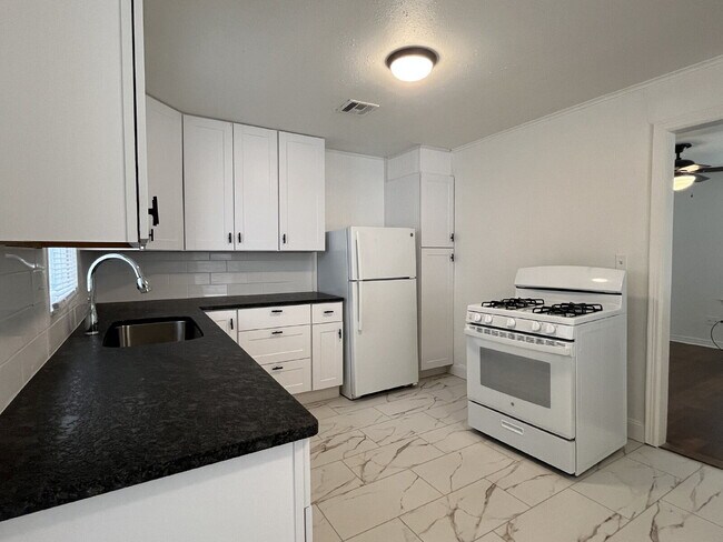 Building Photo - 3 Bedroom close to Campus!!