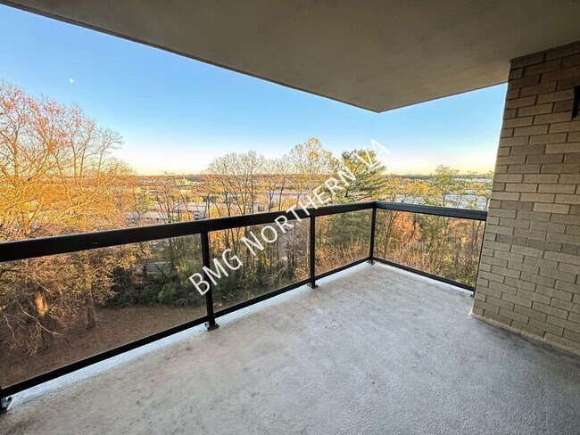 Building Photo - 309 Yoakum Pkwy