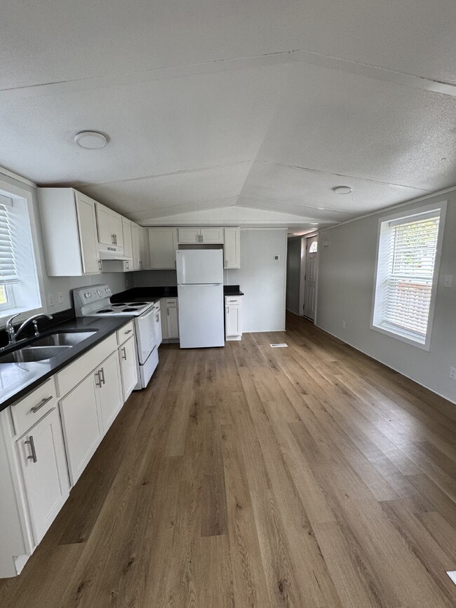 Building Photo - 253 Friendly Cir