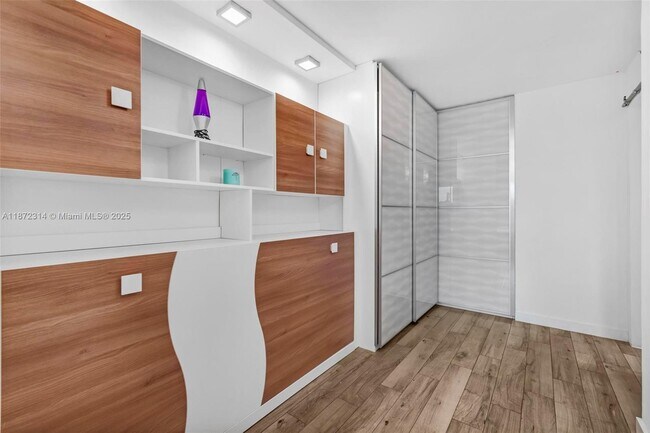 Building Photo - 2625 Collins Ave