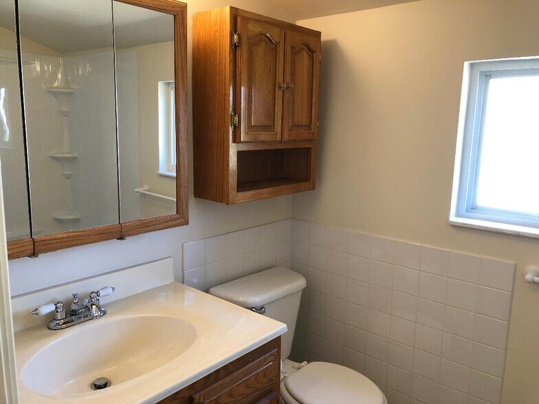 Full bath - 435 Highfield Ave