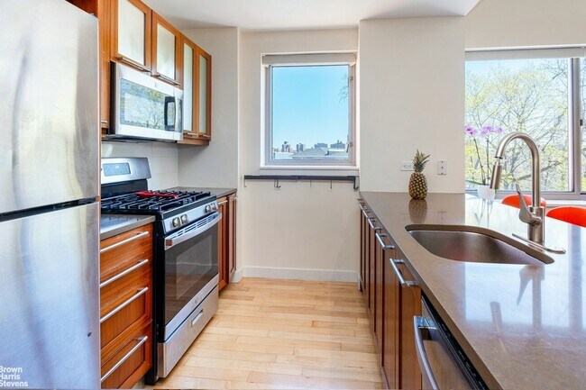 Building Photo - 3585 Greystone Ave