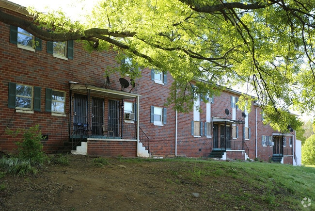 Building Photo - Experience Stylish Urban Living in the hea...