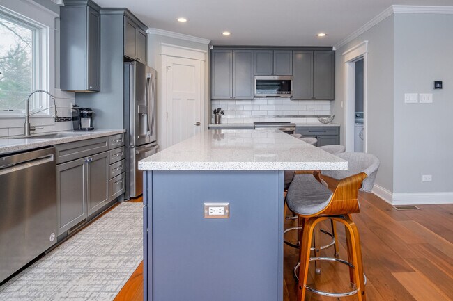 Building Photo - 10 N Pistakee Lake Rd