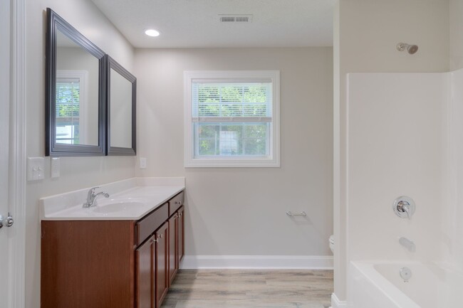 Building Photo - Oak Tree Townhome|End Unit| 3 Bed, 2 Bath|...