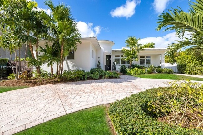 Building Photo - 4340 Pine Tree Dr