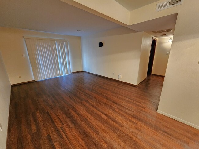 Building Photo - Huntington Condominiums, ground level, immaculate 1BR, 1BTH. Near biking/walking trails!