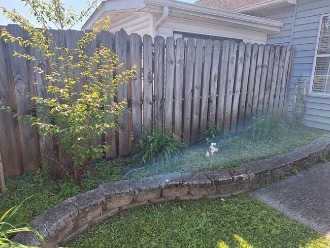 Building Photo - One level living in NorthWest Knoxville