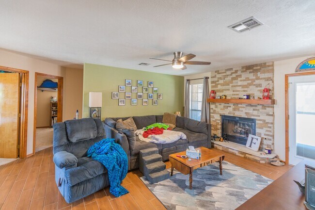 Building Photo - Beautiful 4 Bedroom 2 Bath Home!