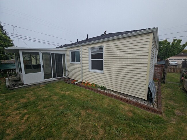 Building Photo - Beautifully designed 2BD/1BA home located near Henderson Center!
