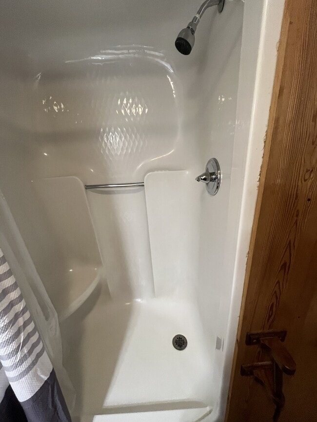 Building Photo - 214 Oak St SW