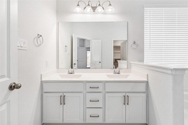 Building Photo - 208 Cambria Green Ln