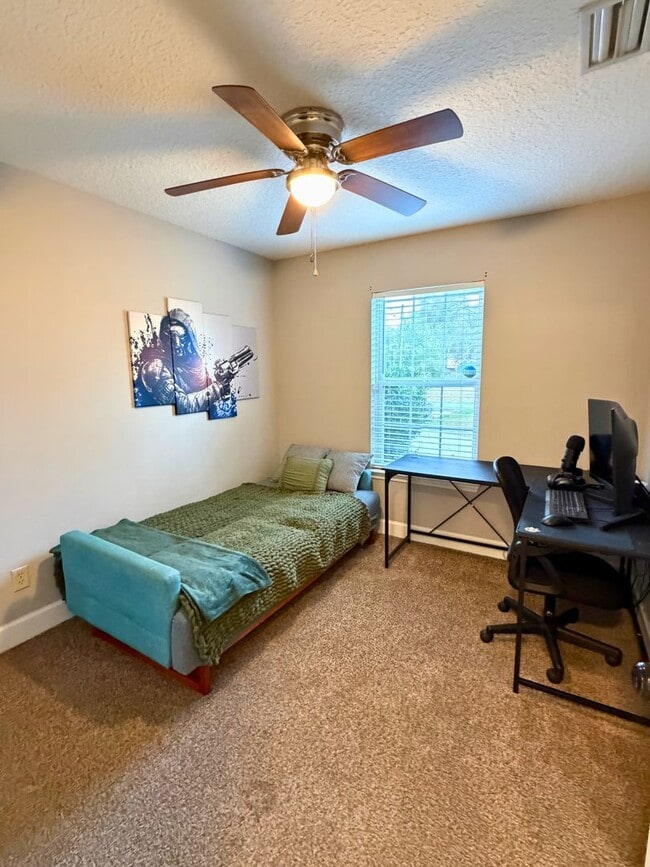 Building Photo - 4/2 with a LARGE fenced in yard!