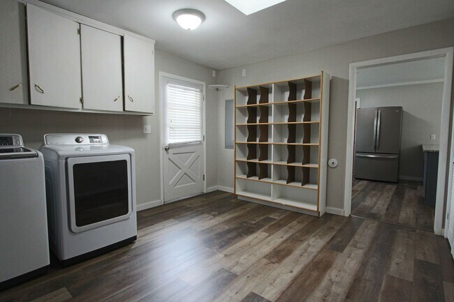 Building Photo - Updated Classic - Mid Century 4/2 2600 sf. All one level.